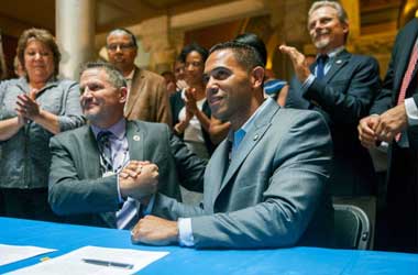 mohegan-and-mashantucket-pequot-tribal-councils-signing-historic-casino-deal