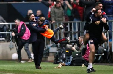 Lee Johnson celebrates winner against united in EFL Cup: Dec 11th 2017