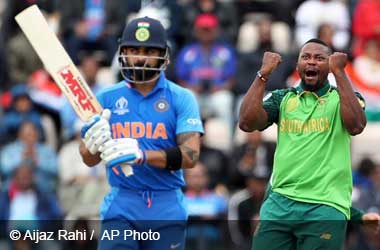 Andile Phehlukwayo dismisses Kohli during the ICC World Cup 2019