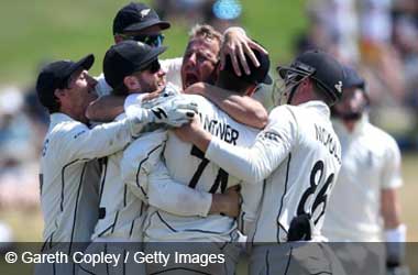 Neil Wagner celebrates with teammates during first test against England 2019