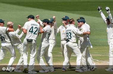 Australia celebrate winning second Ashes test vs England 2021