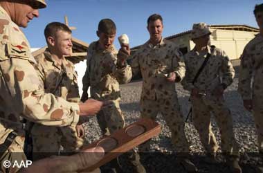 Australian soldiers playing a game of Two-Up