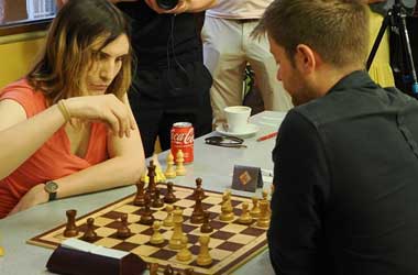 Yosha Iglésias competing against a male chess player