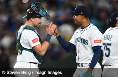 Rodríguez and Raleigh Help Mariners Win First Playoff Game In 25 Years